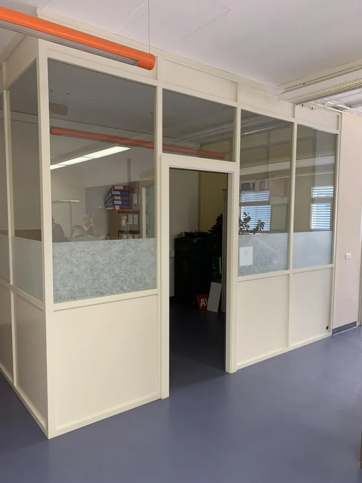 La Tour-de-Peilz, dans l'immeuble abritant la Poste - bureaux au rez – Foto 6 von 9