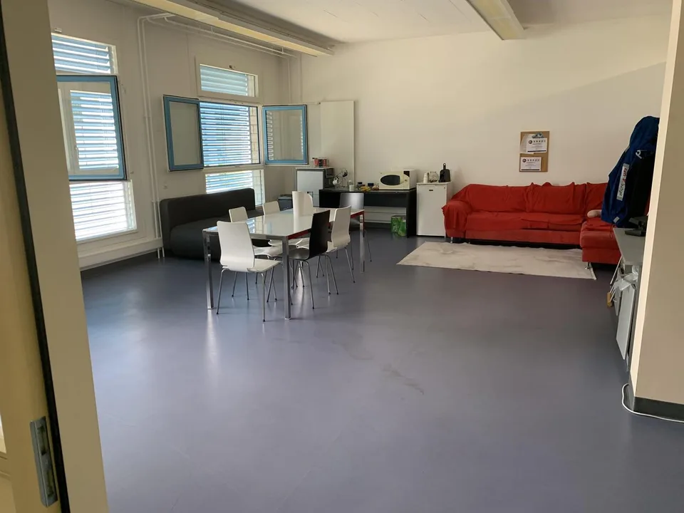 La Tour-de-Peilz, dans l'immeuble abritant la Poste - bureaux au rez