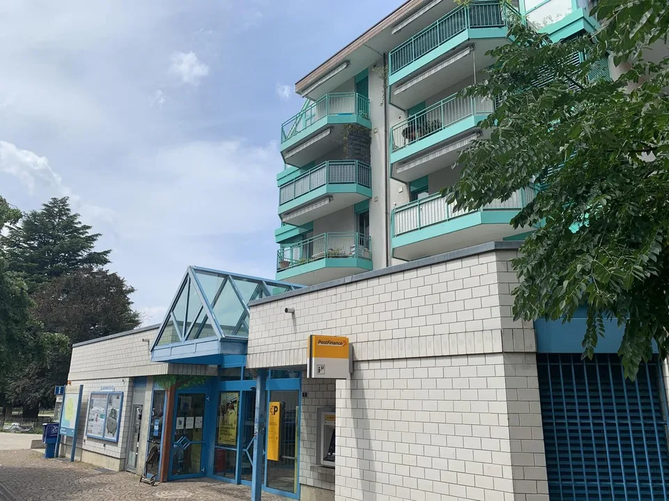 La Tour-de-Peilz, dans l'immeuble abritant la Poste - bureaux au rez