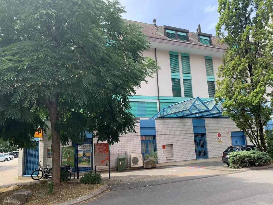 La Tour-de-Peilz, dans l'immeuble abritant la Poste - bureaux au rez