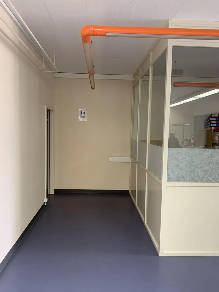 La Tour-de-Peilz, dans l'immeuble abritant la Poste - bureaux au rez – Foto 8 von 9