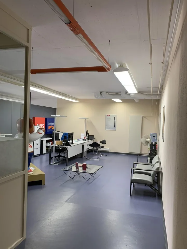 La Tour-de-Peilz, dans l'immeuble abritant la Poste - bureaux au rez – Foto 7 von 9
