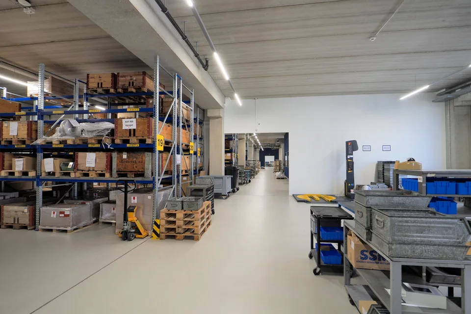 Attraktive neuwertige Gewerbefläche mit Lagerhallen, Büro, Rampe! – Foto 13 von 22