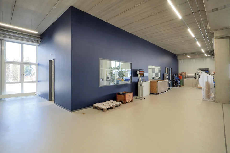 Attraktive neuwertige Gewerbefläche mit Lagerhallen, Büro, Rampe! – Foto 10 von 22