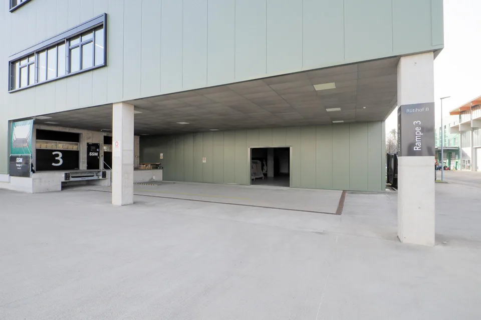 Attraktive neuwertige Gewerbefläche mit Lagerhallen, Büro, Rampe!