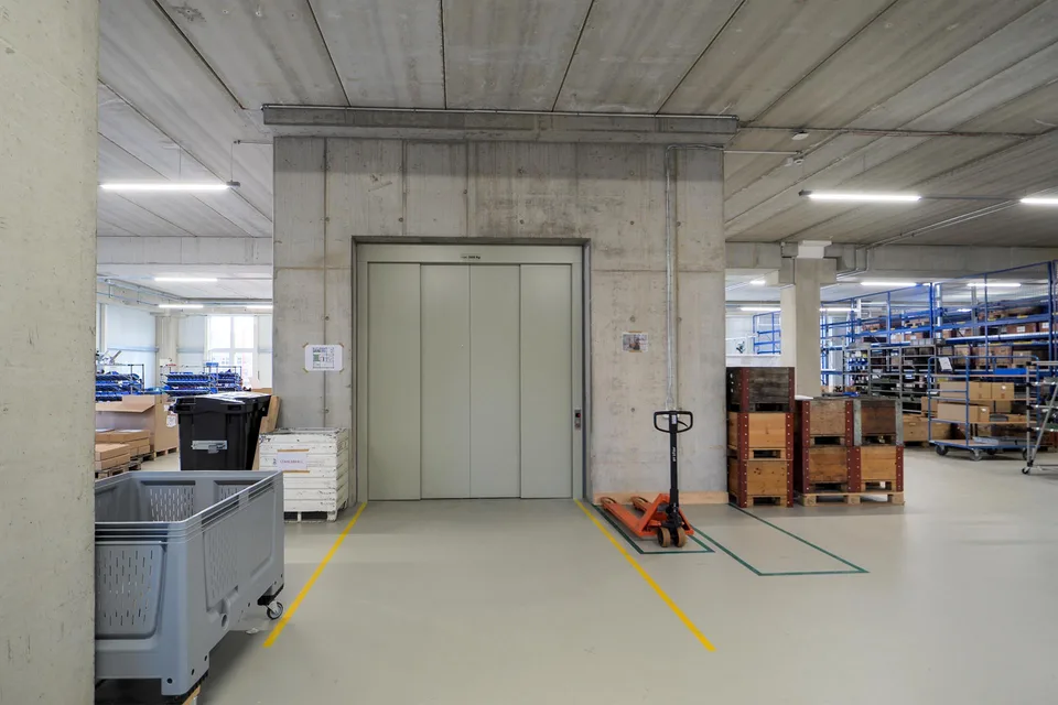 Attraktive neuwertige Gewerbefläche mit Lagerhallen, Büro, Rampe! – Foto 9 von 22