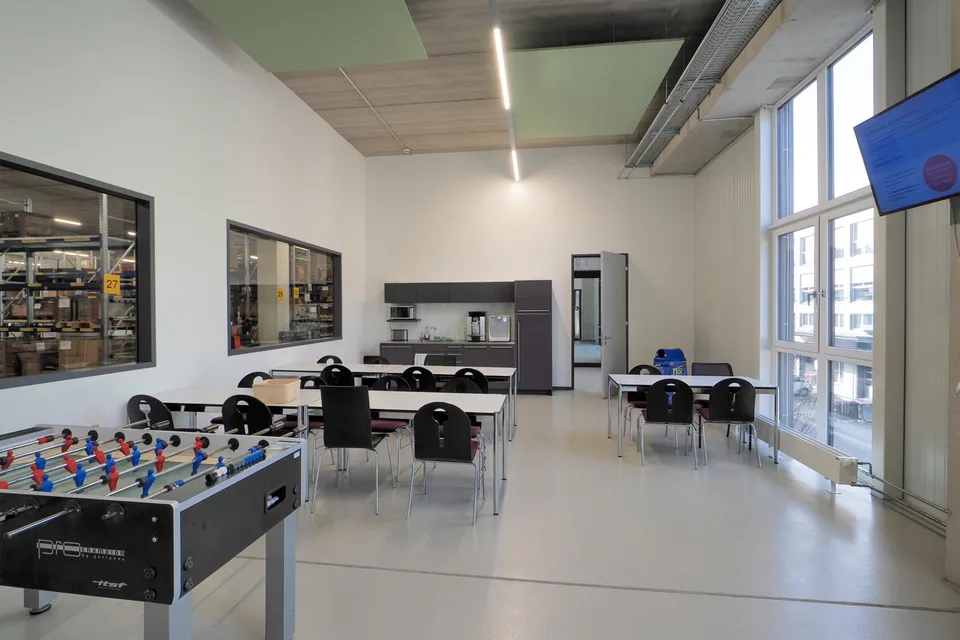Attraktive neuwertige Gewerbefläche mit Lagerhallen, Büro, Rampe! – Foto 14 von 22