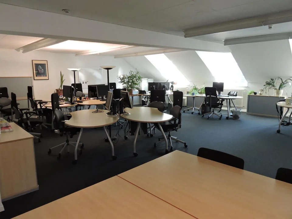 Mein neues Büro im Haus mit der ältesten Leuchschrift von Bern!