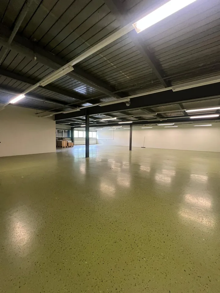 Dépôt de 322 m² au 1er étage – proche autoroute