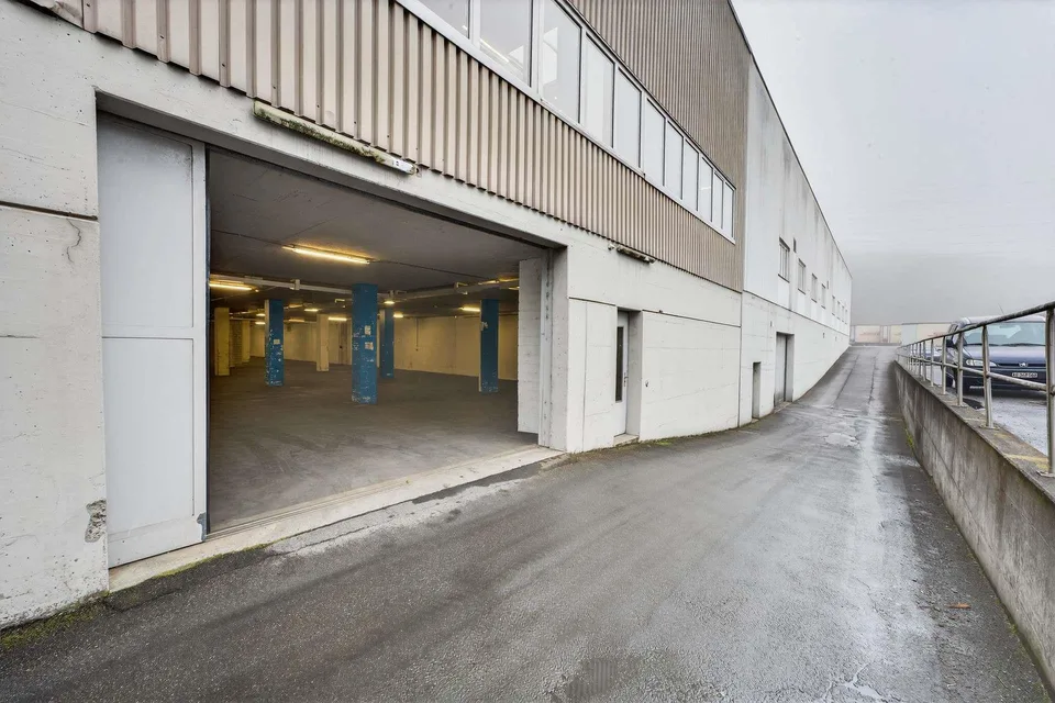 Büroflächen von 270 m² bis 700 m² für Unternehmen mit Produktion, L... – photo 12 sur 15