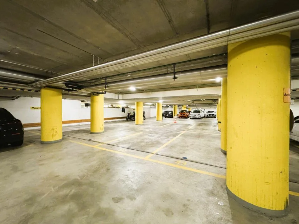 Friesenbergstr. 75: Parkplätze in der Tiefgarage, Höhe: 1.90m