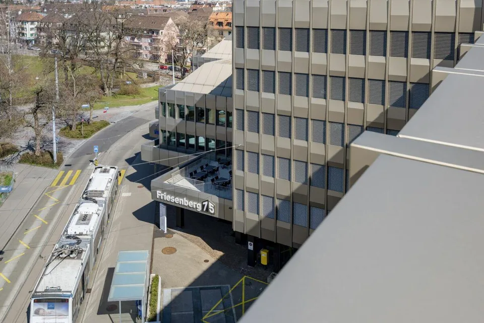 Friesenbergstr. 75: Parkplätze in der Tiefgarage, Höhe: 1.90m