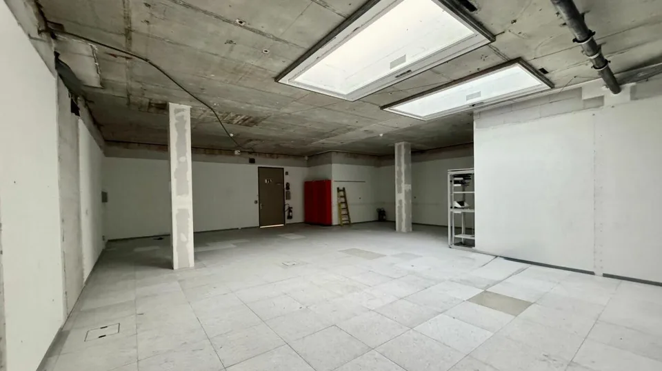 EG-Mietfläche mit Oblicht und anmietbare Lager