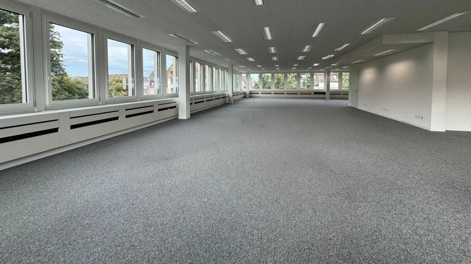 Inspirierendes Büro mit Sicht ins Grüne
