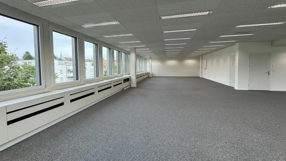 Inspirierendes Büro mit Sicht ins Grüne