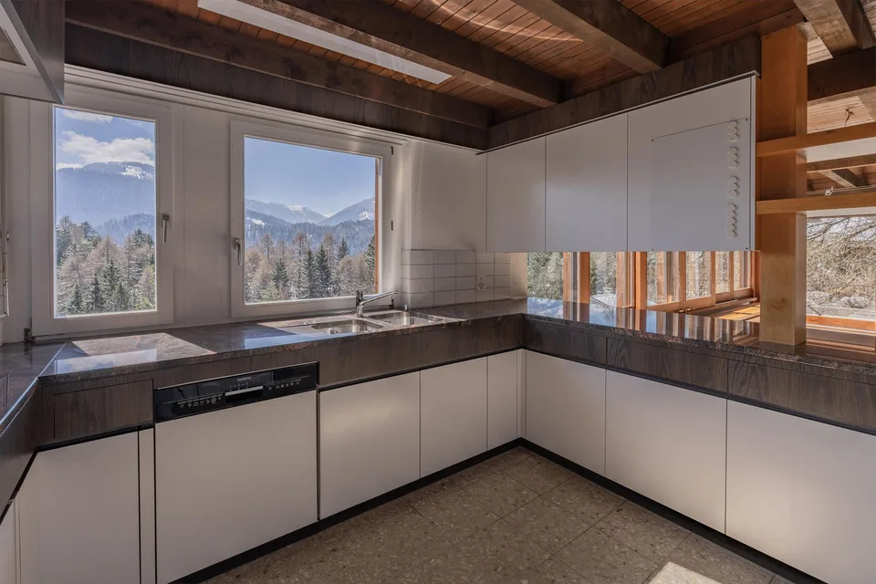 Freistehendes Einfamilienhaus an sonniger Hanglage in Trin Digg