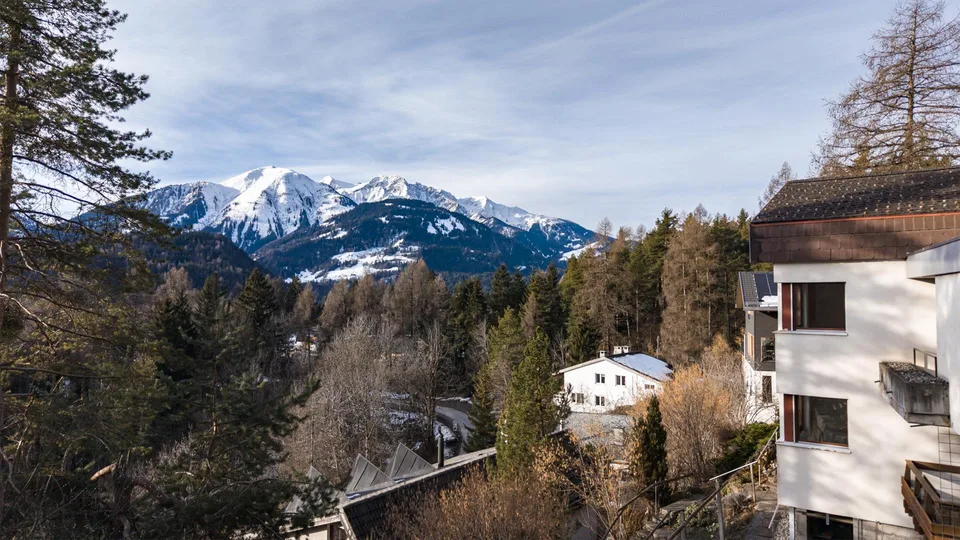 Freistehendes Einfamilienhaus an sonniger Hanglage in Trin Digg