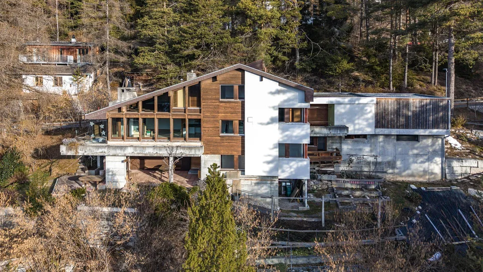 Freistehendes Einfamilienhaus an sonniger Hanglage in Trin Digg
