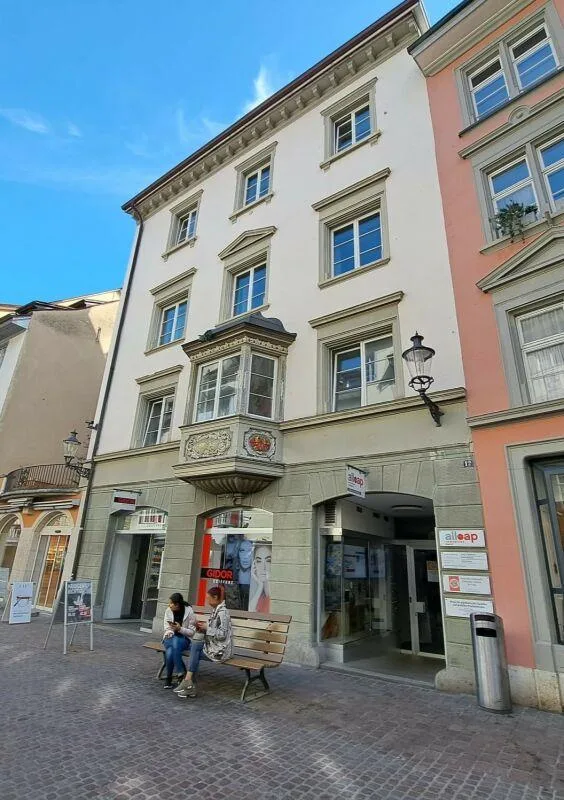 Attraktive Gewerbefläche mit grosser Schaufensterfront