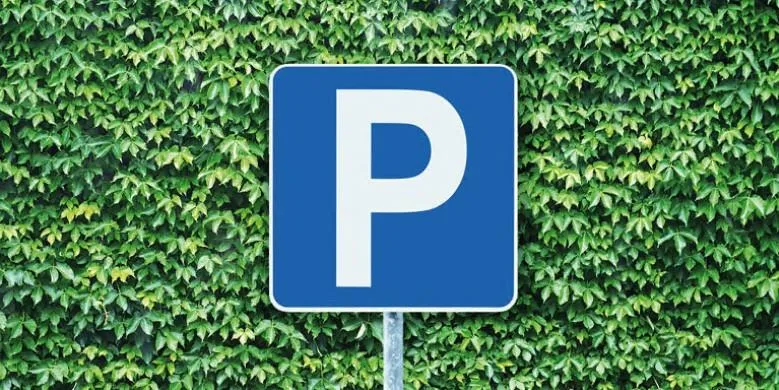 Parkieren direkt hinter dem Bahnhof