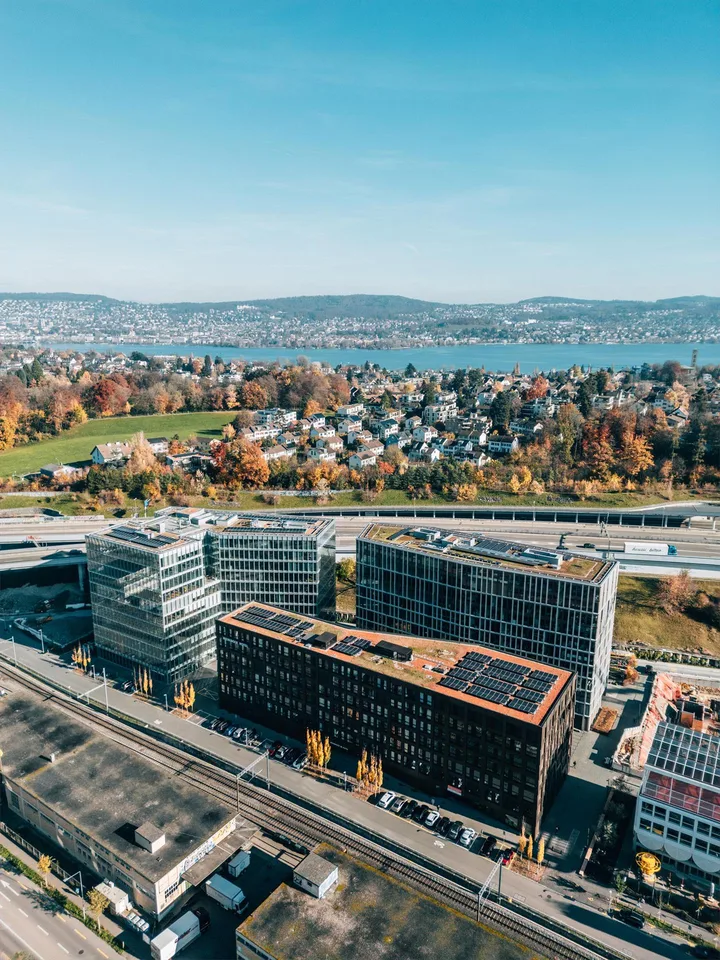 Arbeiten, wo Zürich auf Natur trifft - Ausgebaute Büroflächen in Zü...