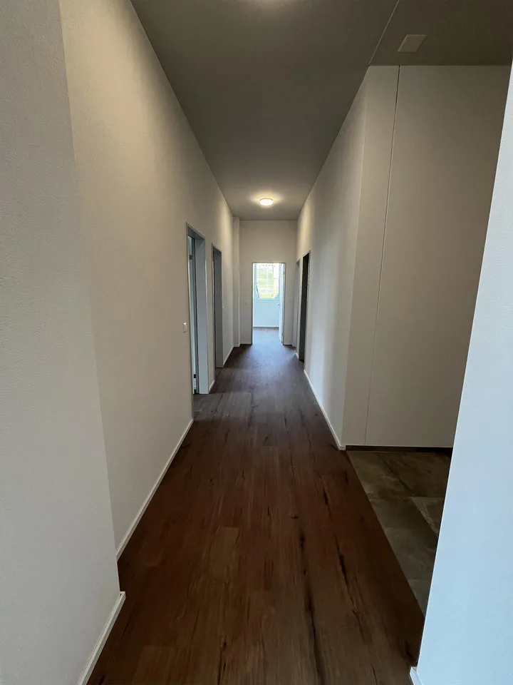 ERSTVERMIETUNG: 157m2 Büroräumlichkeiten (6.5 Zi EG West)