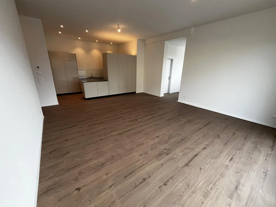 ERSTVERMIETUNG: 157m2 Büroräumlichkeiten (6.5 Zi EG West)