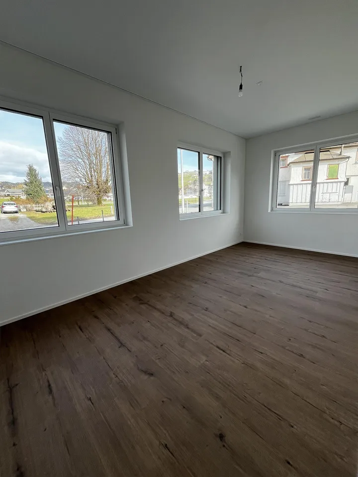 ERSTVERMIETUNG: 140m2 Büroräumlichkeiten (5.5 Zi EG Ost)