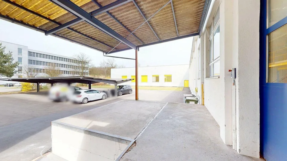 Zentral gelegene Lagerfläche mit Regallager, Warenlift & Laderampe – Foto 15 von 15