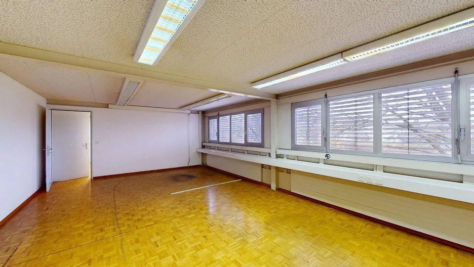 Zentral gelegene Lagerfläche mit Regallager, Warenlift & Laderampe – Foto 11 von 15