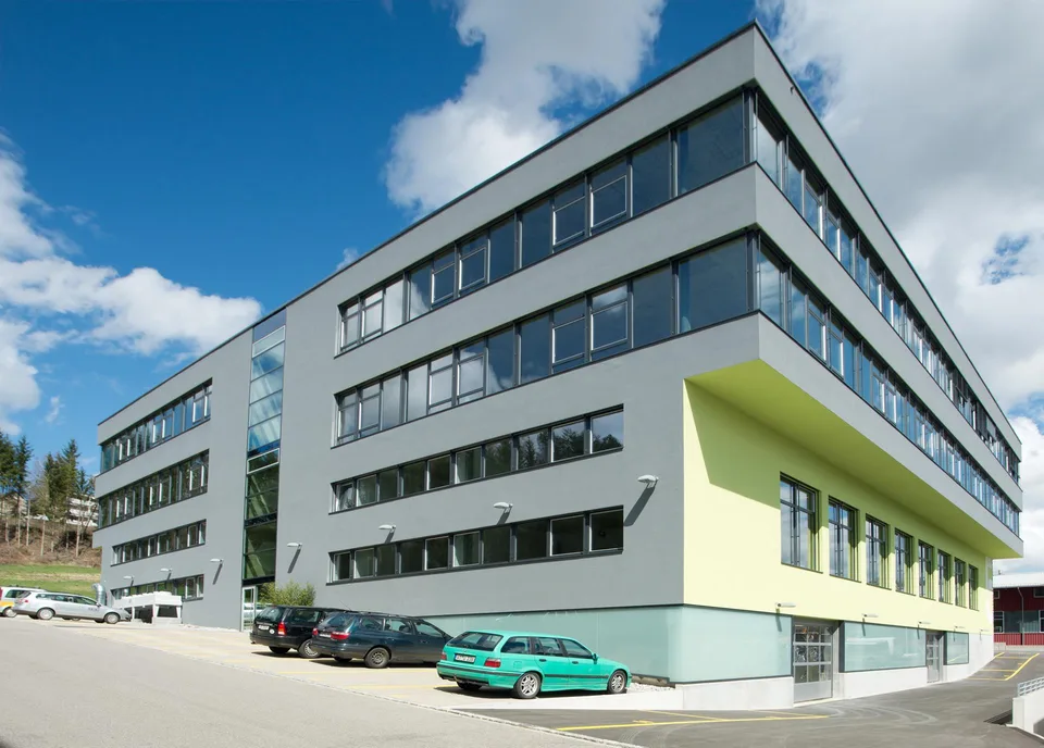 Grosszügige und helle Mietfläche im Gewerbe- und Bürohaus Omega