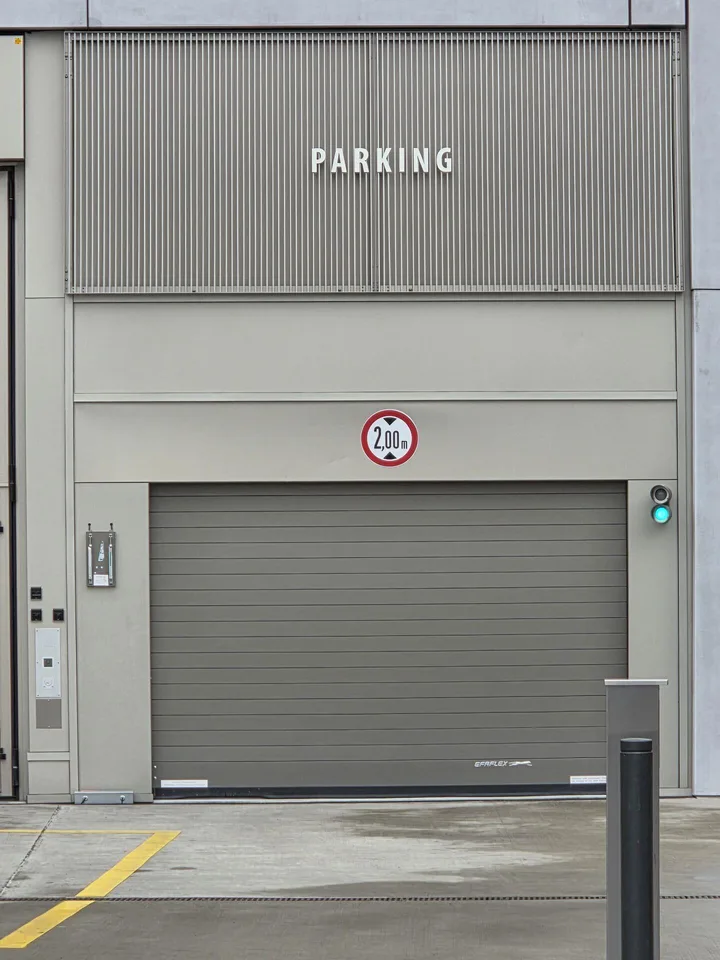 Parkplatz direkt am Bahnhof Oerlikon