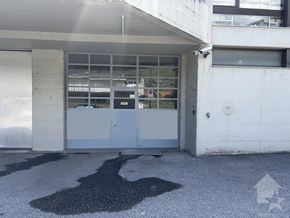 A louer, local commercial d'env. 189 m2 zone commerciale de Conthey