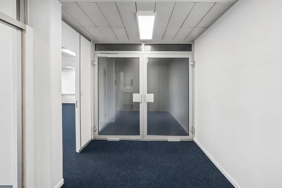 Bureaux avec vue dégagée sur le lac