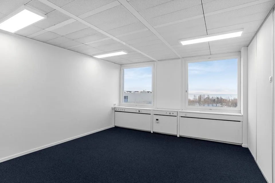 Bureaux avec vue dégagée sur le lac