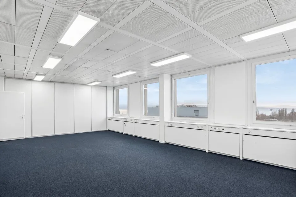 Bureaux avec vue dégagée sur le lac