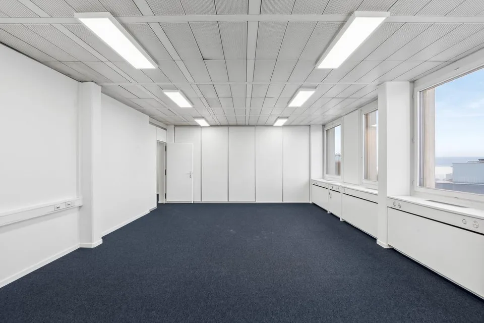Bureaux avec vue dégagée sur le lac