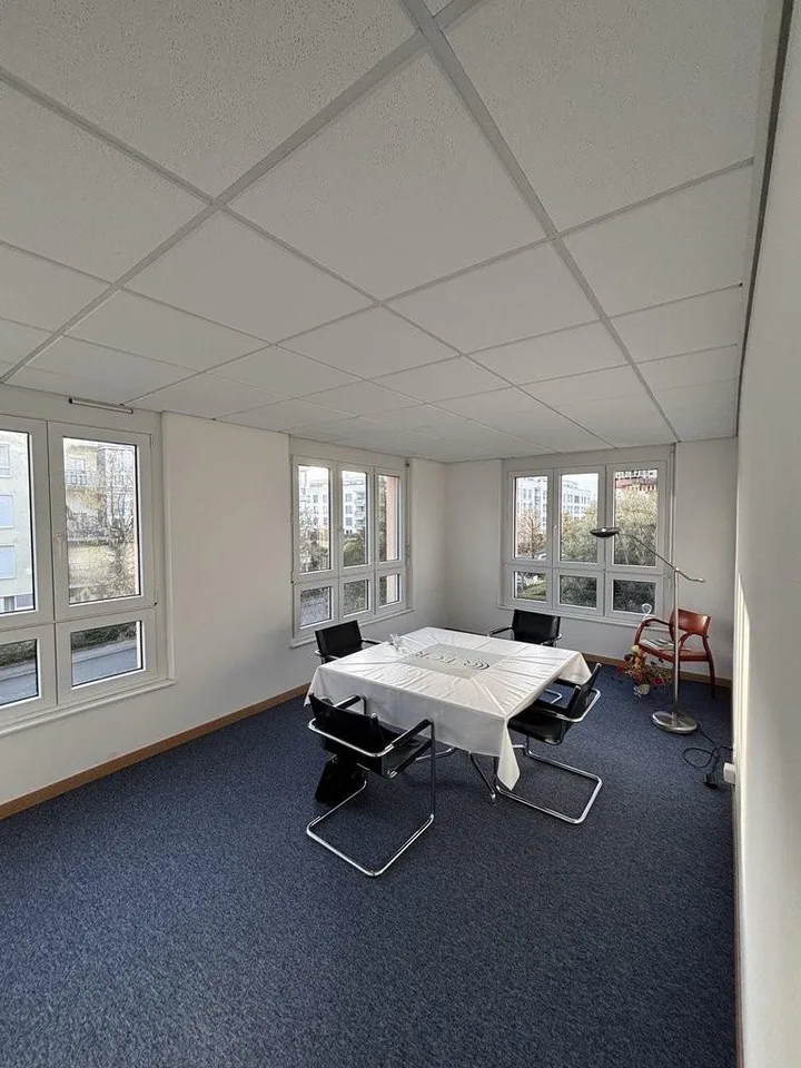 À saisir ! Superbe surface de bureau lumineuse dans bâtiment mixte