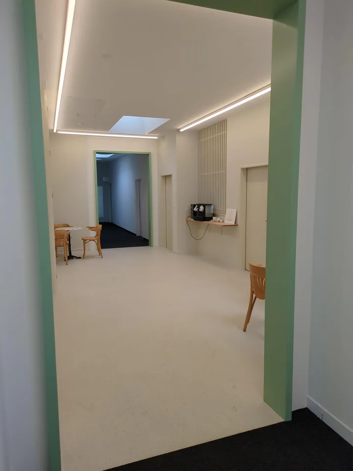 Einzelbüro mit gemeinsamem Entrée und Küche/WC