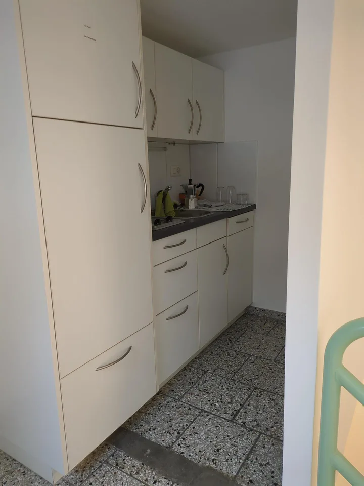Einzelbüro mit gemeinsamem Entrée und Küche/WC