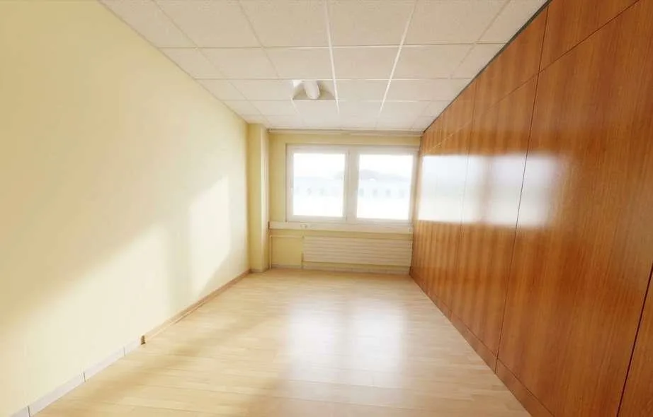 Spazio commerciale/ufficio 3 locali in affitto a Manno- ristrutturato