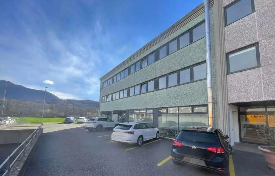 Spazio commerciale/ufficio 3 locali in affitto a Manno- ristrutturato