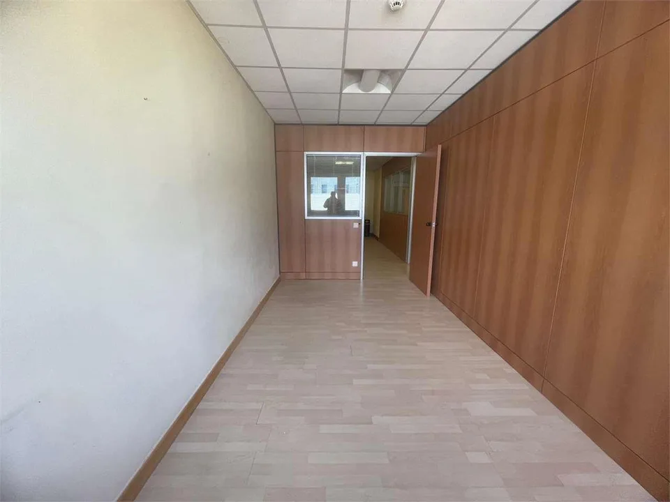 Spazio commerciale/ufficio 3 locali in affitto a Manno- ristrutturato