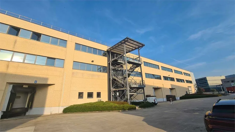 STABIO: MODERNI UFFICI VARIE METRATURE con posteggi
