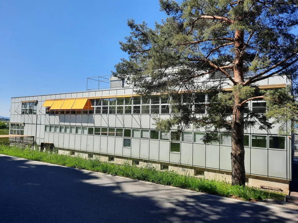 Lichtdurchflutete Gewerbe-/Büroräume zur individuellen Nutzung