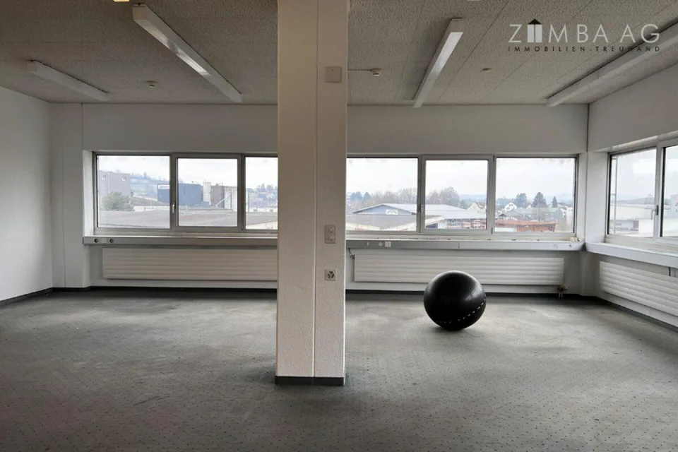 Produktions-/Lagerhalle mit zusätzlichem Büro