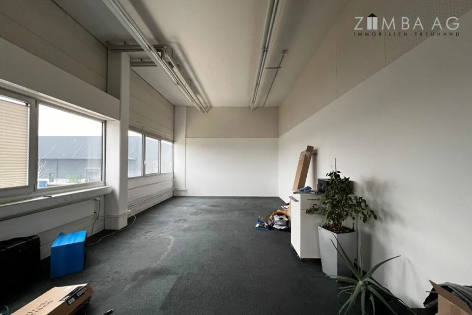 Produktions-/Lagerhalle mit zusätzlichem Büro