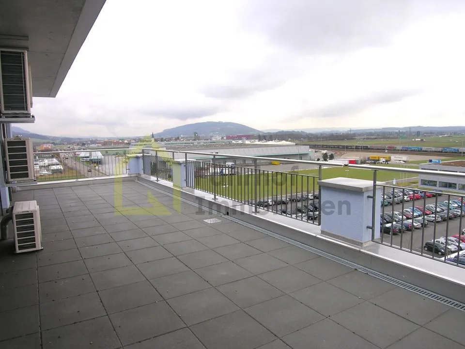 Heller Büroraum an zentraler Lage mit Terrasse