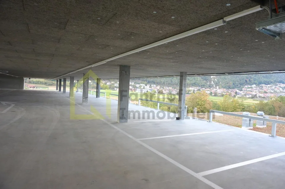 PKW - Parkplätze in Parkhaus (Ladestationen E-Mobility vorhanden)