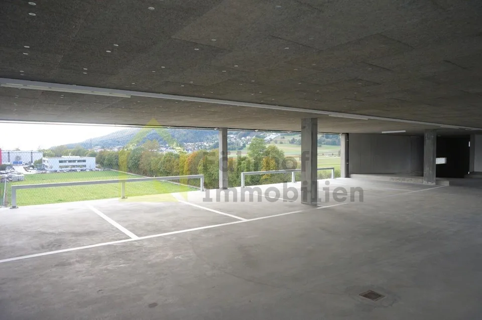 PKW - Parkplätze in Parkhaus (Ladestationen E-Mobility vorhanden)